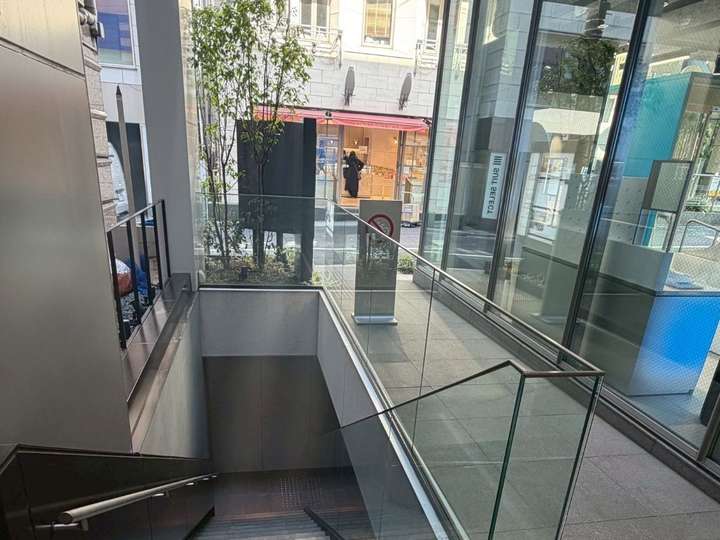地下1階へつづく階段